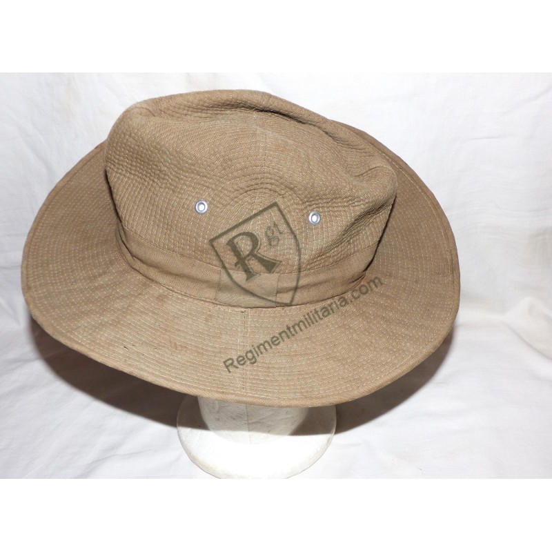 Chapeau brousse fabrication locale. Chapeau brousse fabrication locale.