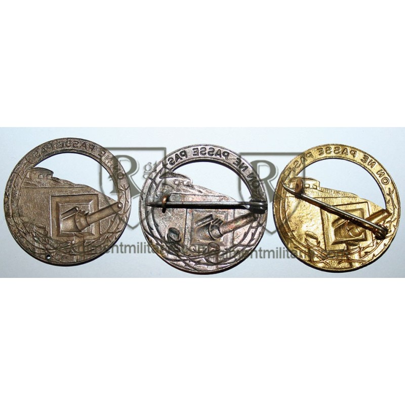 Set of 3 differents Maginot line badges.