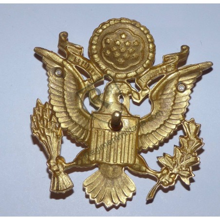 US ARMY WW2 Officer's screw-on cap badge.