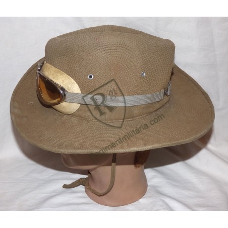 Chapeau brousse Indochine avec lunettes.