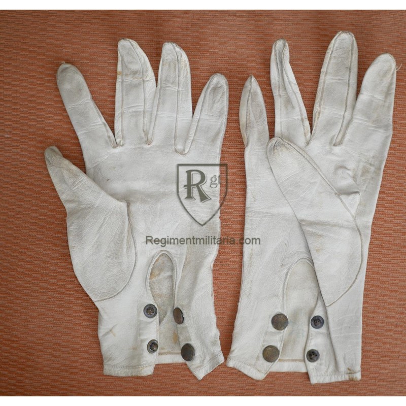 Gants blancs d'officier.