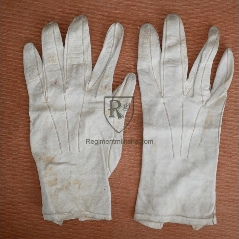 Gants blancs d'officier.